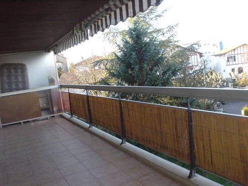 APPARTEMENT AVEC TERRASSE ET PARKING en location vacances à ST JEAN DE LUZ PROCHE CENTRE