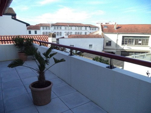 Bel appartement avec terrasse en location vacances à St Jean de Luz (centre-ville)