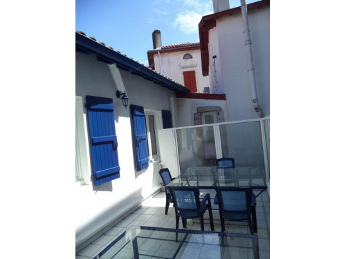 APPARTEMENT AVEC TERRASSE en location vacances à ST JEAN DE LUZ CENTRE-VILLE