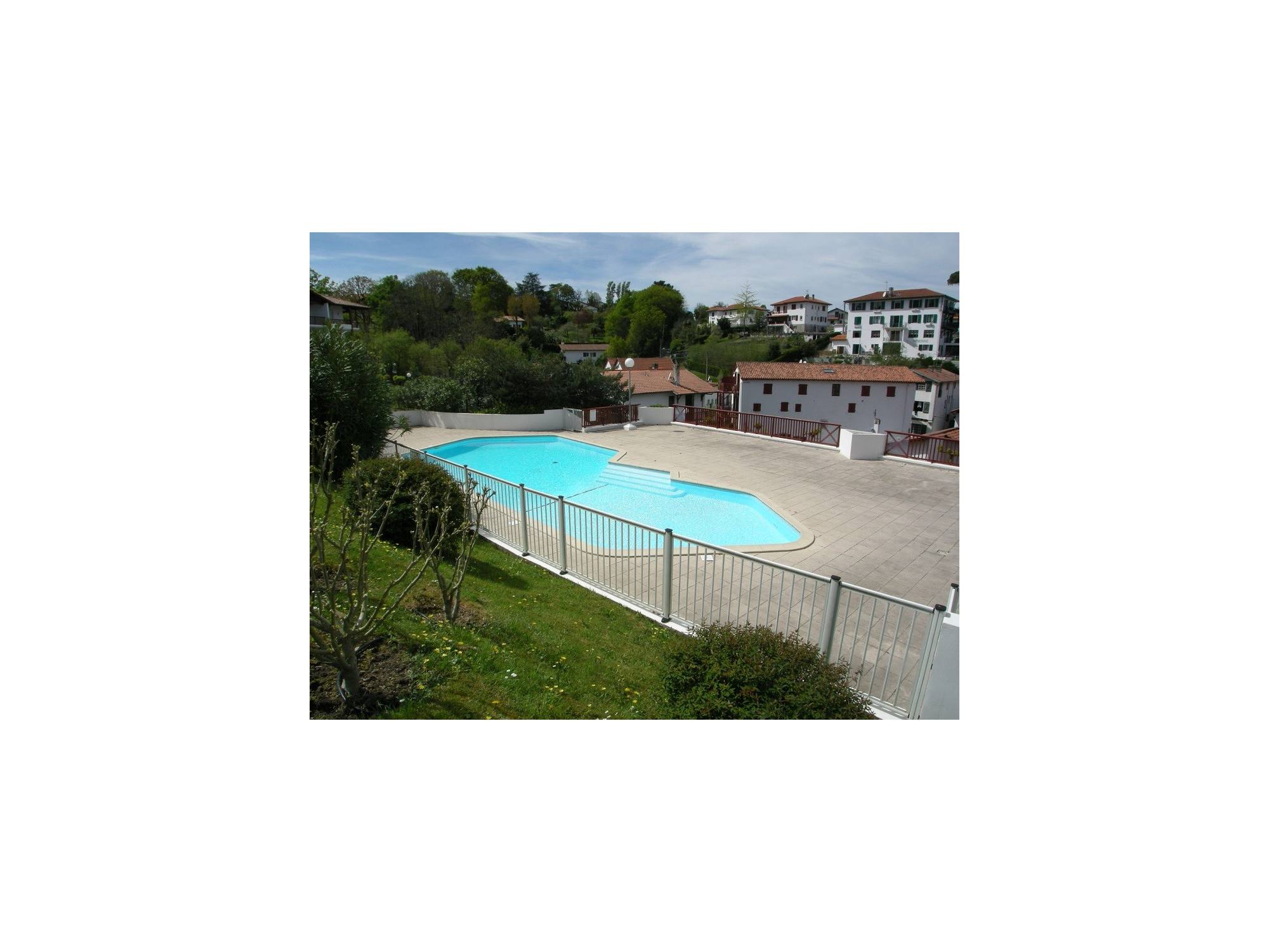 APPARTEMENT AVEC PISCINE