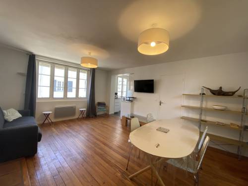 Bel appartement avec balcon en location vacances à ST JEAN DE LUZ CENTRE-VILLE