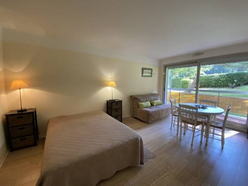 Agréable T1 avec terrasse en location vacances à ST JEAN DE LUZ (centre)