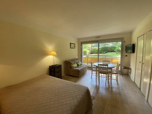 Agréable T1 avec terrasse en location vacances à ST JEAN DE LUZ (centre)