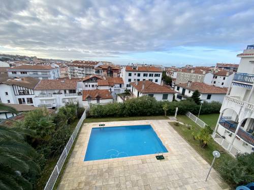 Bel appartement en duplex dans résidence avec piscine en location vacances à St Jean de Luz (centre)