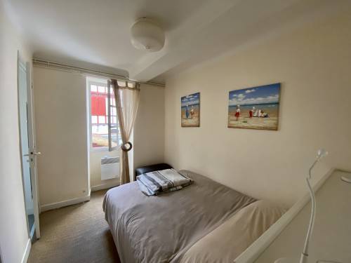 BEL APPARTEMENT EN CENTRE-VILLE en location vacances à ST JEAN DE LUZ (RUE ST JACQUES)