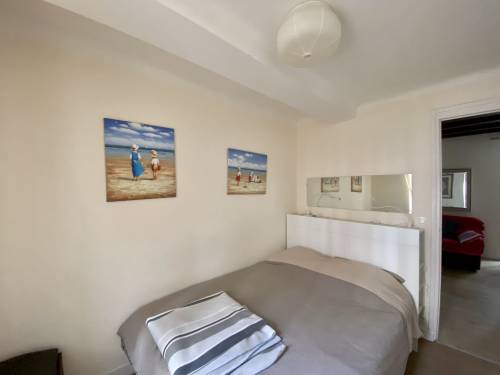 BEL APPARTEMENT EN CENTRE-VILLE en location vacances à ST JEAN DE LUZ (RUE ST JACQUES)