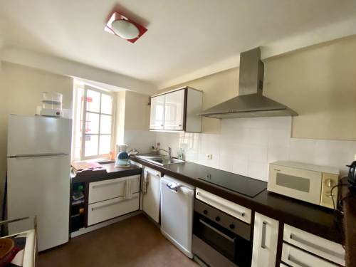 BEL APPARTEMENT EN CENTRE-VILLE en location vacances à ST JEAN DE LUZ (RUE ST JACQUES)