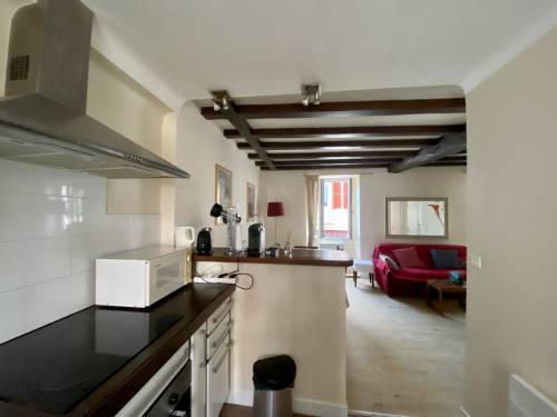 BEL APPARTEMENT EN CENTRE-VILLE en location vacances à ST JEAN DE LUZ (RUE ST JACQUES)