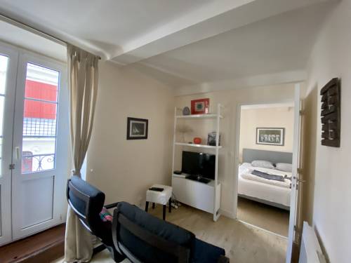 BEL APPARTEMENT EN CENTRE-VILLE en location vacances à ST JEAN DE LUZ (RUE ST JACQUES)