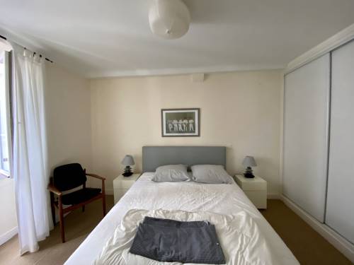 BEL APPARTEMENT EN CENTRE-VILLE en location vacances à ST JEAN DE LUZ (RUE ST JACQUES)