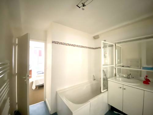 BEL APPARTEMENT EN CENTRE-VILLE en location vacances à ST JEAN DE LUZ (RUE ST JACQUES)