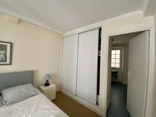 BEL APPARTEMENT EN CENTRE-VILLE en location vacances à ST JEAN DE LUZ (RUE ST JACQUES)