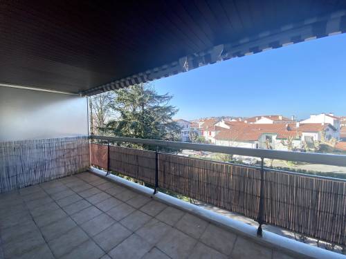 APPARTEMENT AVEC TERRASSE ET PARKING en location vacances à ST JEAN DE LUZ PROCHE CENTRE