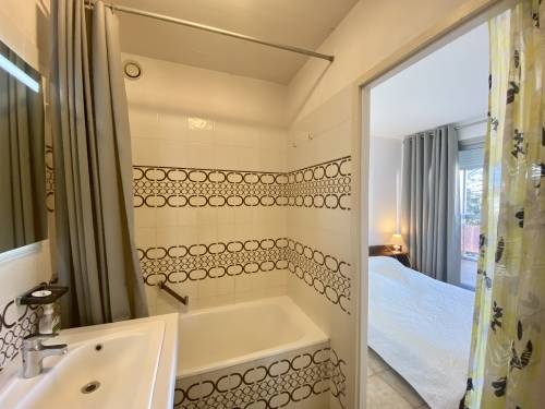 APPARTEMENT AVEC TERRASSE ET PARKING en location vacances à ST JEAN DE LUZ PROCHE CENTRE