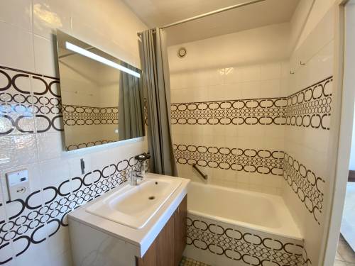 APPARTEMENT AVEC TERRASSE ET PARKING en location vacances à ST JEAN DE LUZ PROCHE CENTRE