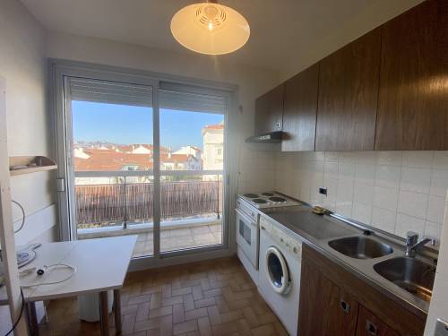 APPARTEMENT AVEC TERRASSE ET PARKING en location vacances à ST JEAN DE LUZ PROCHE CENTRE