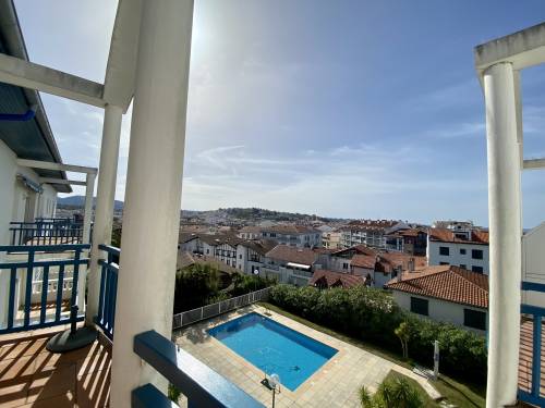 APPARTEMENT DANS RESIDENCE AVEC PISCINE en location vacances à ST JEAN DE LUZ PROCHE CENTRE