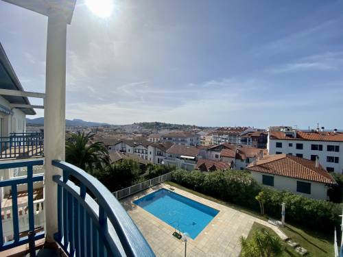 APPARTEMENT DANS RESIDENCE AVEC PISCINE en location vacances à ST JEAN DE LUZ PROCHE CENTRE