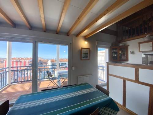 Bel appartement en duplex dans résidence avec piscine en location vacances à St Jean de Luz (centre)
