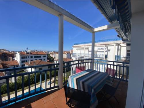 Bel appartement en duplex dans résidence avec piscine en location vacances à St Jean de Luz (centre)