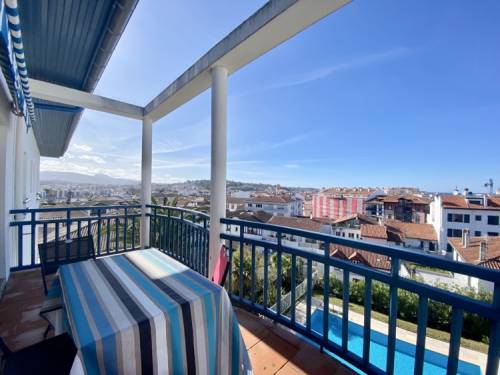 Bel appartement en duplex dans résidence avec piscine en location vacances à St Jean de Luz (centre)