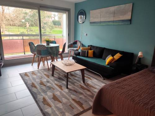 STUDIO AVEC TERRASSE ET PARKING