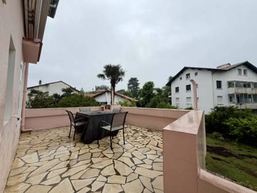 Bel appartement spacieux avec terrasse en location vacances à Quartier du Lac 