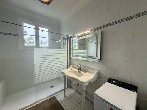 Bel appartement spacieux avec terrasse en location vacances à Quartier du Lac 