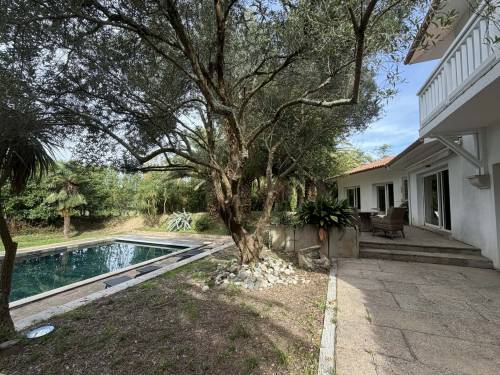 Belle villa avec piscine en location vacances à Urrugne 