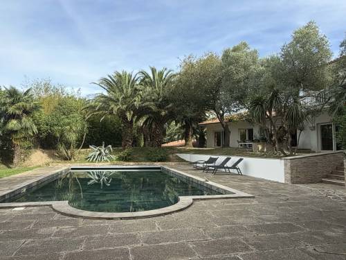 Belle villa avec piscine en location vacances à Urrugne 